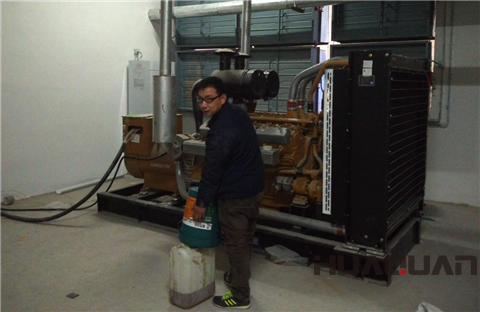 華全售后人員為客戶(hù)加機(jī)油