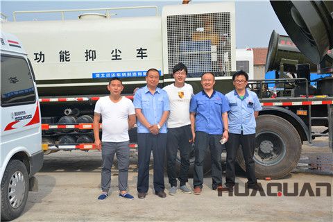 售后團(tuán)隊(duì)在客戶單位現(xiàn)場