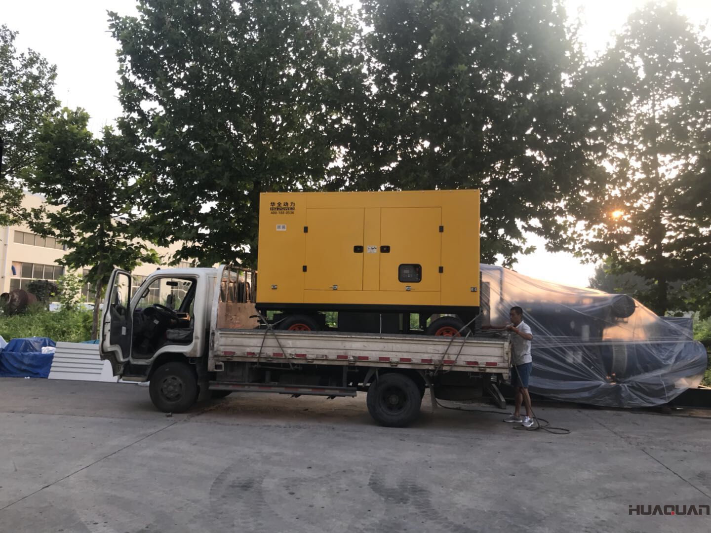  一臺250kw移動拖車（含棚）型柴油發電機組于7月31號發往山東