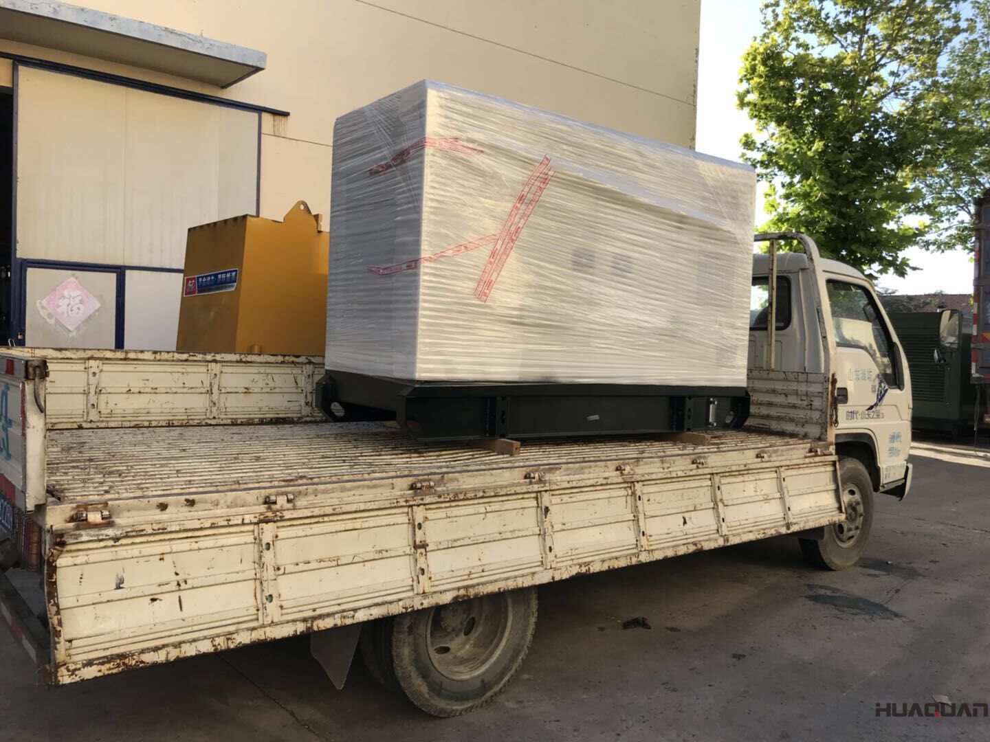 一臺50kw靜音箱柴油發電機組于8月27日順利發往昆明