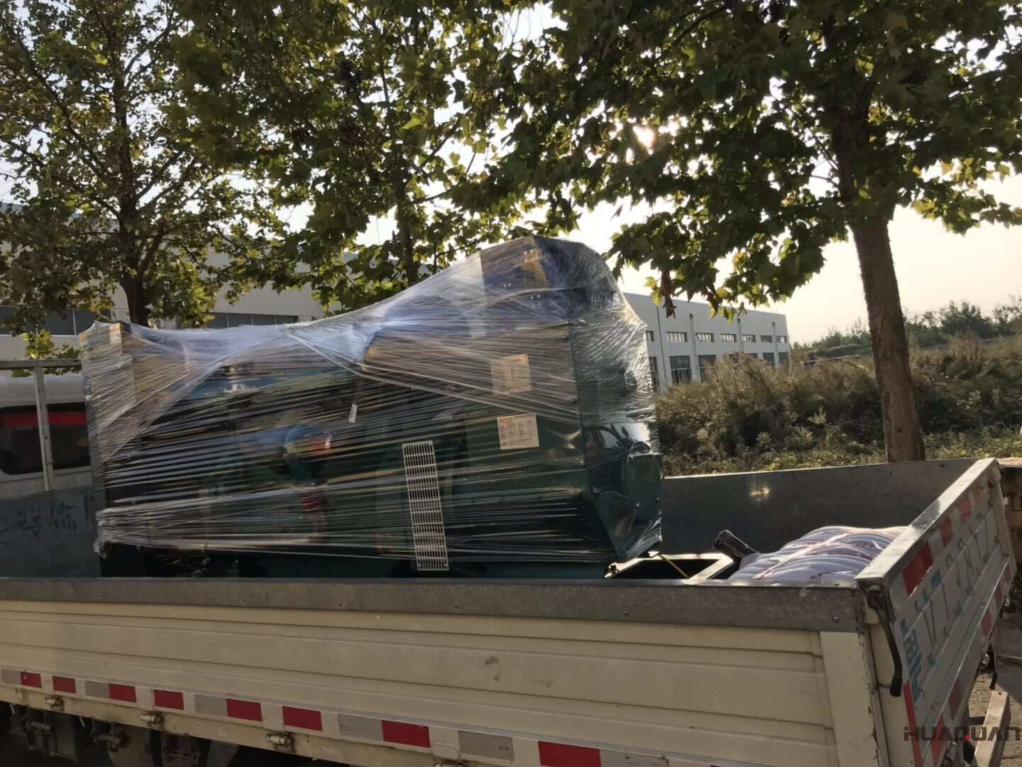 一臺100kw標配型柴油發電機組于10月5日發往內蒙古