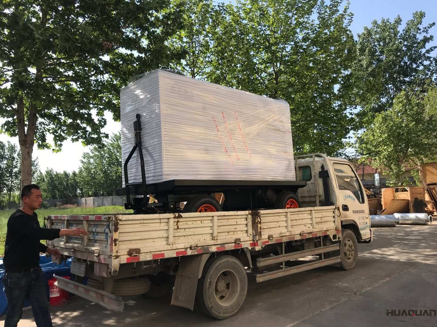 10月9日一臺30kw移動拖車（含棚）型柴油發電機組發往山東