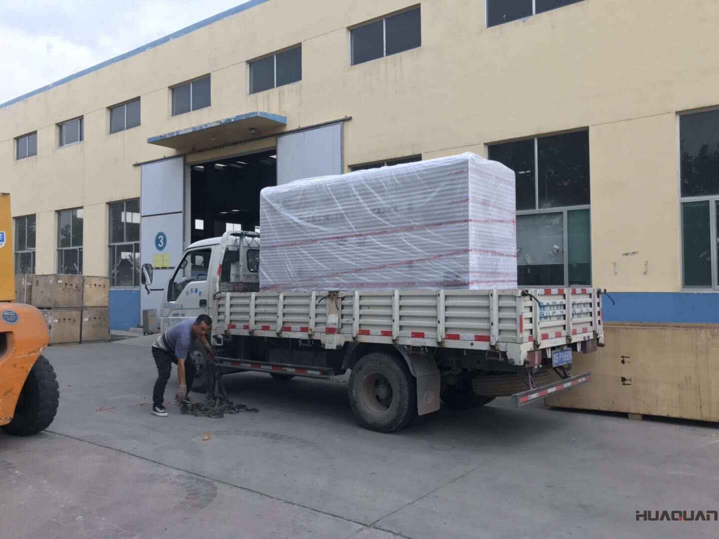 淄博李先生從華全動(dòng)力訂購的一臺(tái)150kw箱式自啟動(dòng)柴油發(fā)電機(jī)組于10月18日成功發(fā)貨