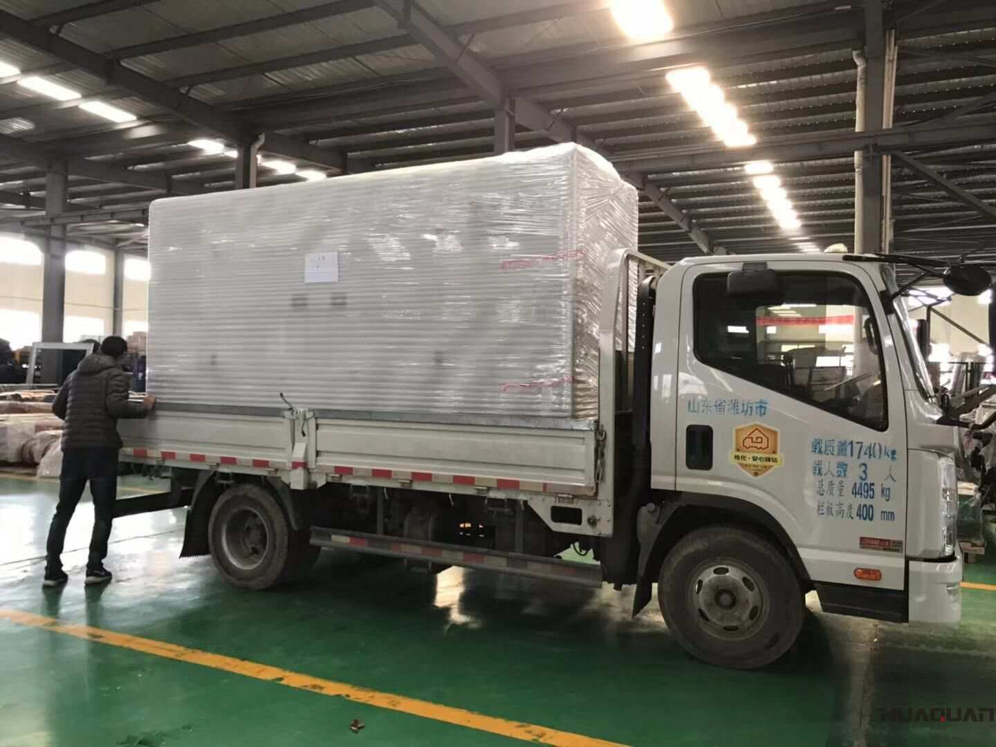 11月10日，于先生從華全動力訂購的一臺500kw移動靜音拖車柴油發電機組已經順利發往山東省