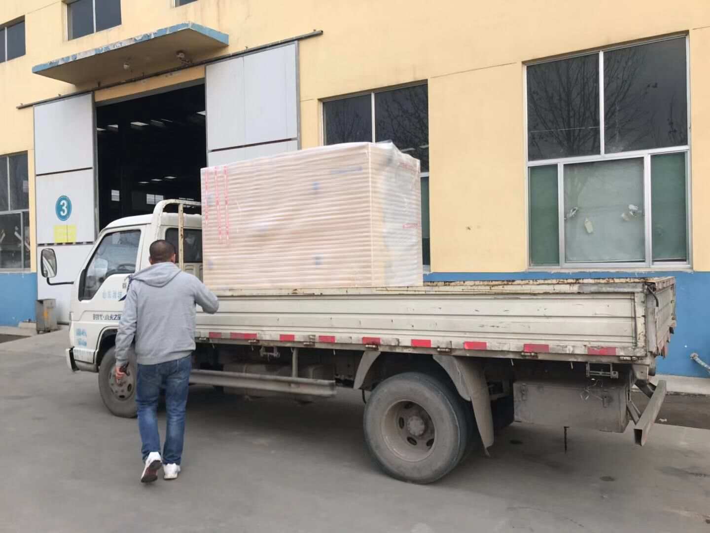 山東省郭先生從華全動力采購的一臺24kw靜音型柴油發電機組已于12月1日成功發往目的地