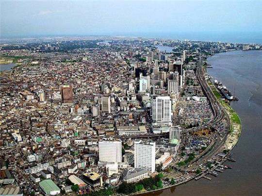 在尼日利亞，一臺發電機組，“電”亮一座城