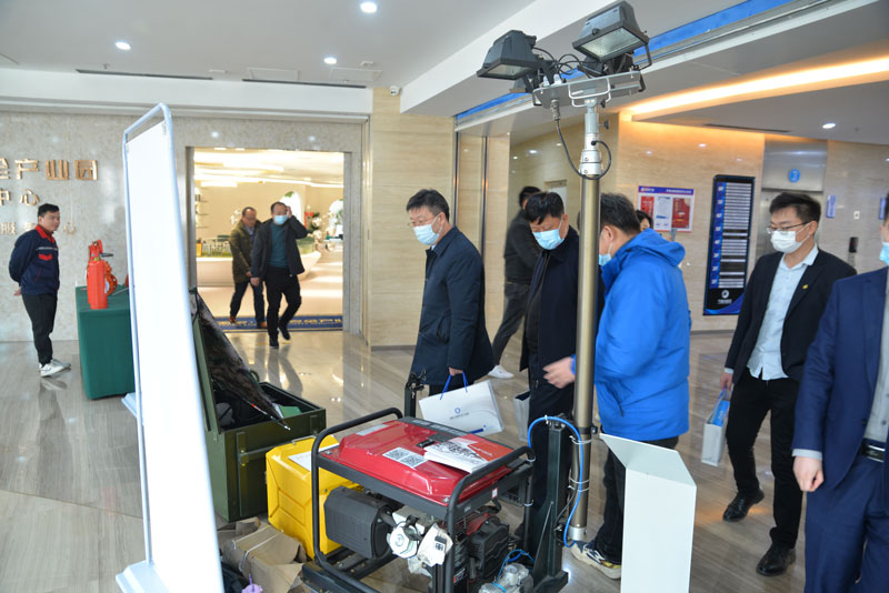 濰坊市領(lǐng)導(dǎo)蒞臨華全動力展位參觀考察發(fā)電機組、儲能電源和水泵機組